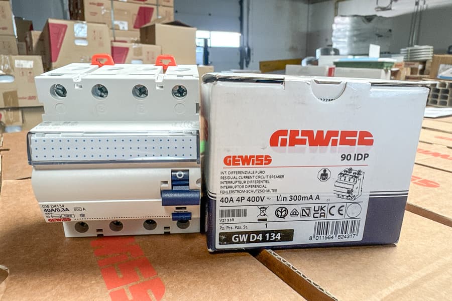 4 Karton mit Fehlerstrom-Schutzschalter Gewiss GW D4 134